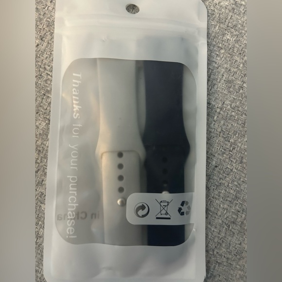 Fitbit Versa with rose tone finish used but in excellent condition - Picture 6 of 8